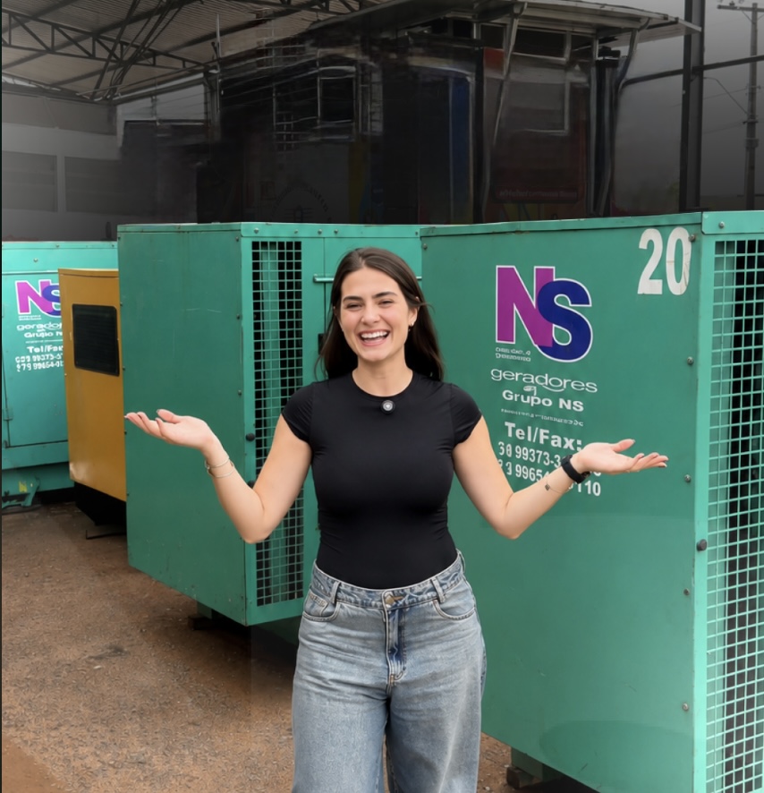Fundador da NS Eventos e Geradores em frente aos equipamentos da empresa